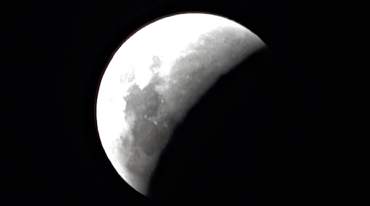 SincomentarioTV's tweet photo. AHORA: Cada cierto tiempo la naturaleza nos regala estas hermosas postales. La foto la sacamos desde nuestra ventana. 
#EclipseLunar #Apruebo4deSeptiembre https://t.co/3sUym05YIu