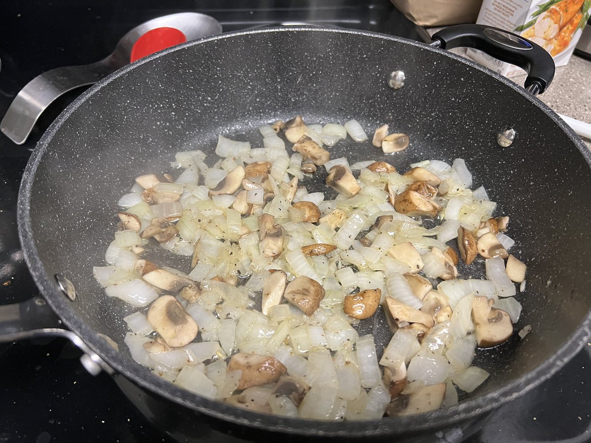 WolfBandit84's tweet photo. Fancy turkey Γ la king. Heh π
#turkeymeal #furrycook #cookingfurry https://t.co/ZQ0BvjFL0h