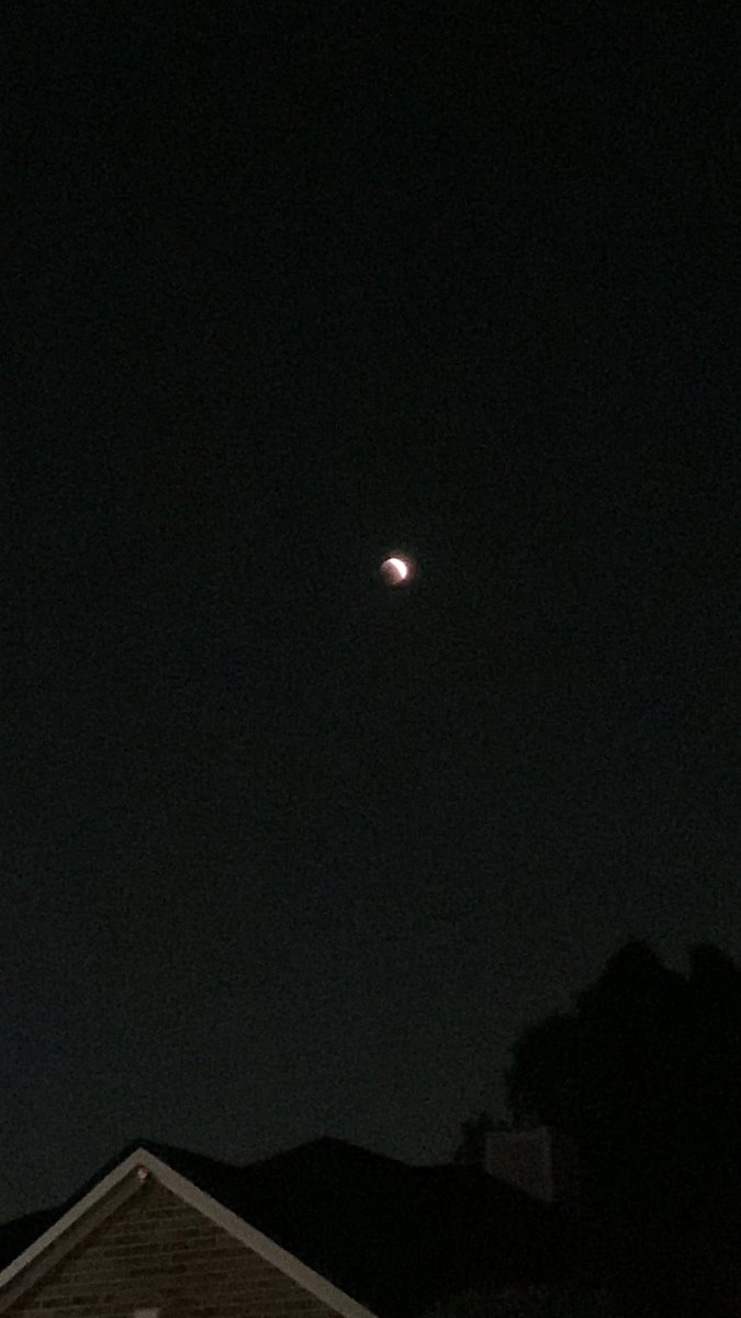 CoachBric's tweet photo. Watching the eclipse! Pretty neat https://t.co/7AmiQtnCUx