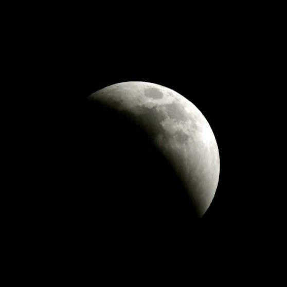 elpaiscali's tweet photo. 🌑Así se esta comenzando a ver el eclipse total de luna de este domingo desde Cali.

📷 Jorge Orozco (@jorgeorozcoarte) y Raúl Palacios (@raulpalaciosfotografia) / El País https://t.co/efXKVJ4HIP