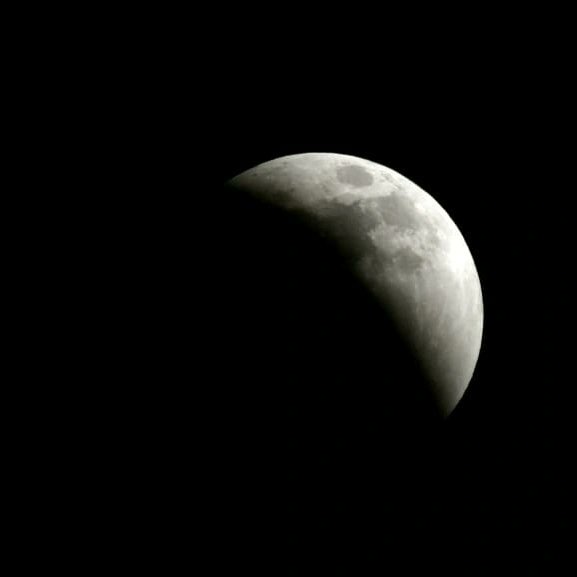 elpaiscali's tweet photo. 🌑Así se esta comenzando a ver el eclipse total de luna de este domingo desde Cali.

📷 Jorge Orozco (@jorgeorozcoarte) y Raúl Palacios (@raulpalaciosfotografia) / El País https://t.co/efXKVJ4HIP