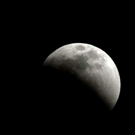 elpaiscali's tweet photo. 🌑Así se esta comenzando a ver el eclipse total de luna de este domingo desde Cali.

📷 Jorge Orozco (@jorgeorozcoarte) y Raúl Palacios (@raulpalaciosfotografia) / El País https://t.co/efXKVJ4HIP