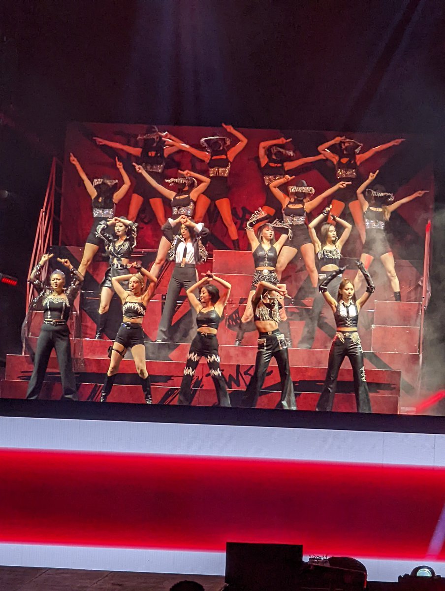 tphamBU's tweet photo. 051522 - Twice in Los Angeles, Day 2 #TWICE_4TH_WORLD_TOUR_ENCORE #TWICE #shotonpixel https://t.co/zXFAqWHuP2
