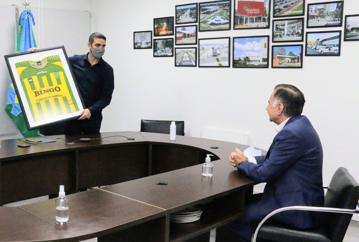 #ATESENADOPBA Trabajadores y trabajadoras de la Cámara Alta provincial y su referente, el secretario gremial RICKY ROMEO, recibieron el reconocimiento del diputado nacional y líder del PJ de Varela JULIO PEREYRA.
<a href="/rikyromeo55/">Riky Romeo</a> <a href="/PereyraJulio/">Julio Pereyra</a> 
m.facebook.com/story.php?stor…