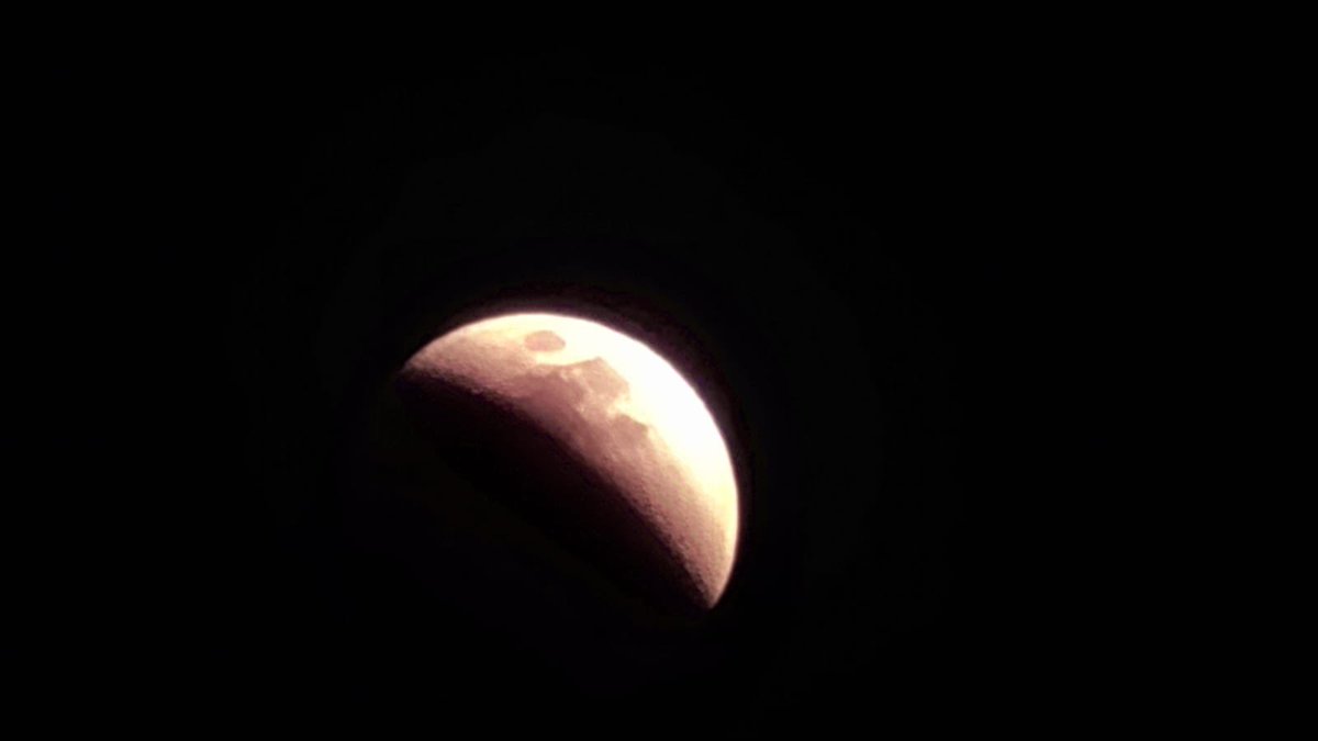 janetpimentel's tweet photo. #EclipseLunar https://t.co/iCM2gvH9hG
