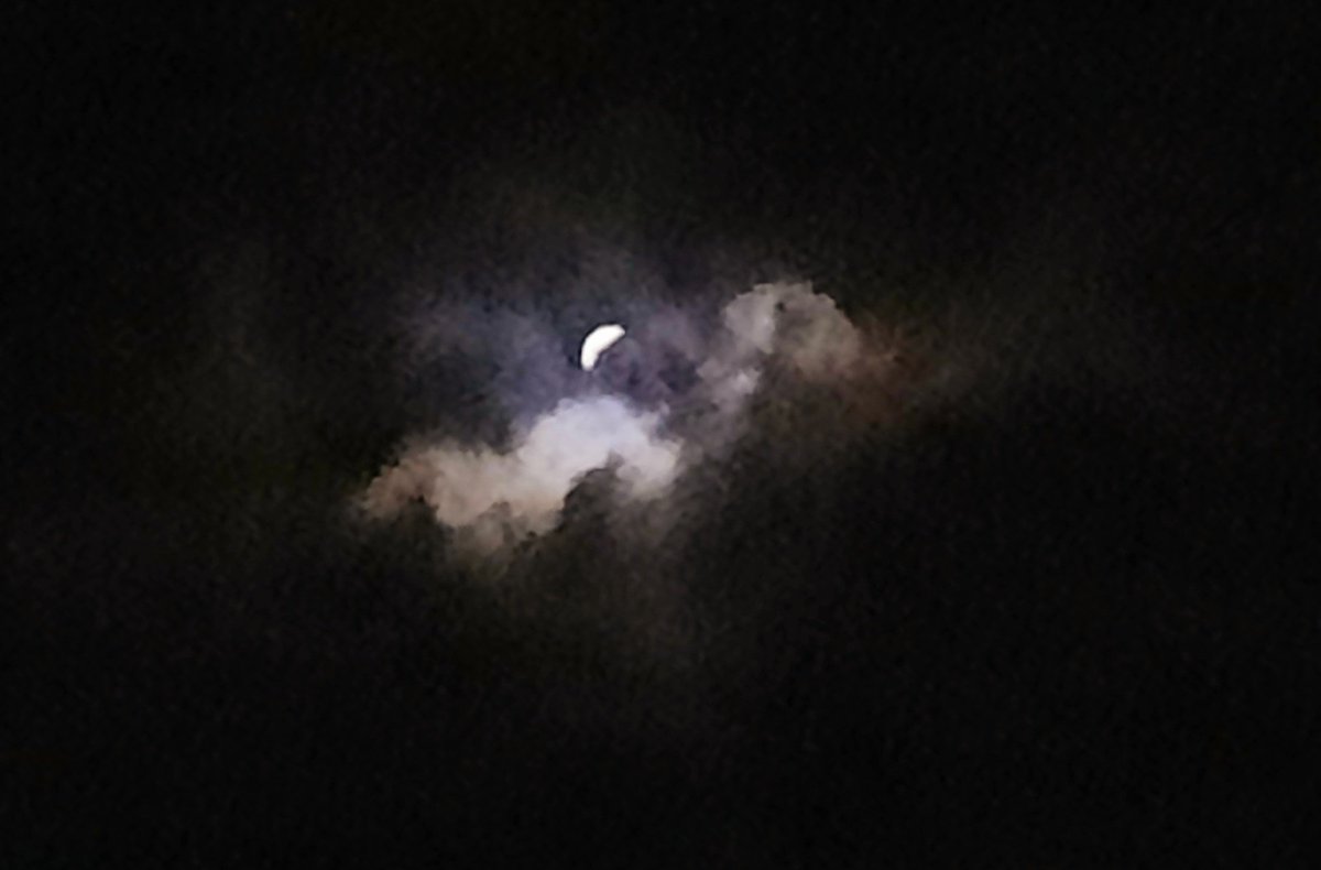 RICARDOANIBALF's tweet photo. @todonoticias Desde sumampa pcia. De Santiago del estero  #ECLIPSEENTN un poco nublado pero se deja ver por momentos!! https://t.co/h79NKsTQ6l