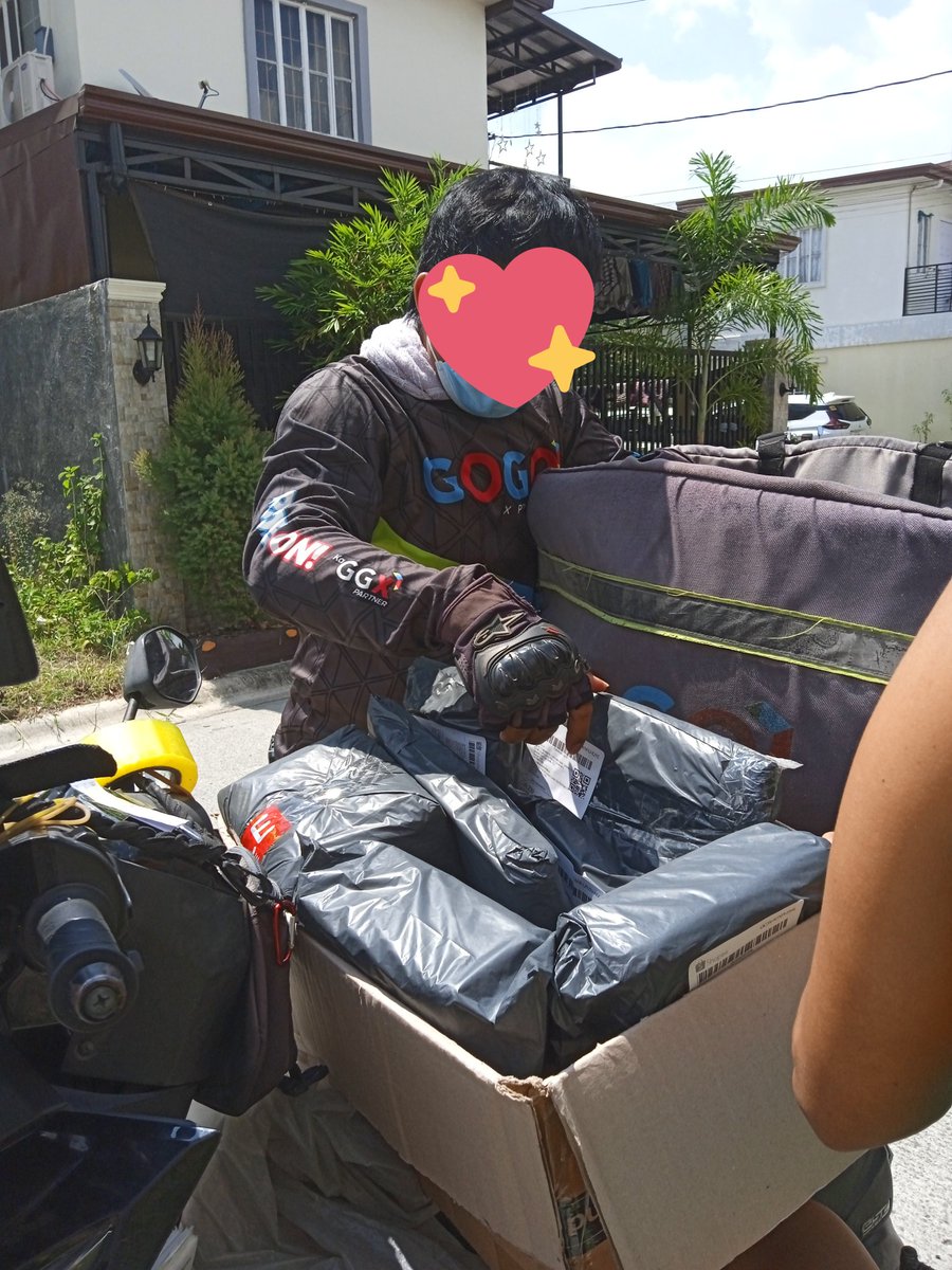 iTreasurePH's tweet photo. [1/2] #iTreasureUpdates

Some ggx parcels were already pick up yesterday. May mag pipick up po ulit later since masyadong marami and mabigat yung parcels, di kinaya kahapon.

Some parcels naman ay di ko pa nabobook due to the size of the parcel so pawait nalang po sa dm ko https://t.co/HrqKXoGaPO