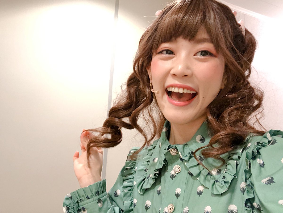 riekitagawa's tweet photo. 今回たくさんお衣裳とウィッグ被らせてもらいました。ので、写真撮れたものだけご紹介🙆🏻‍♀️(早替えで撮れなかった..

アリスお衣裳&amp;ヘアメイク🎀
ワンピはなんとマークジェイコブスでした💘ホイップ柄！可愛いがすぎる。
靴下もフリル！

縦ロール×ハイツインテ
アリス、27歳！🎀🤍
#TheParlor https://t.co/b2Dw8SHLnL