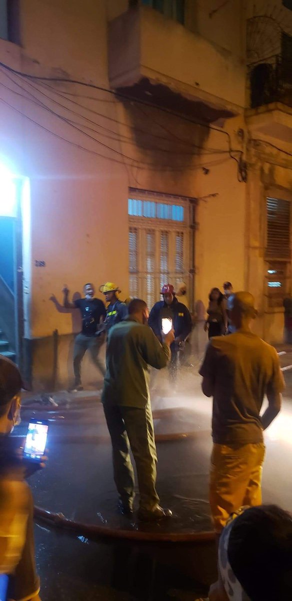 Mi_Cuba_Libre's tweet photo. 🚨#ULTIMAHORA🚨
 SE SIENTE FUERTE EXPLOSIÓN🔥 EN 
Industria y Neptuno CENTRO HABANA https://t.co/yfmBFlZBSO