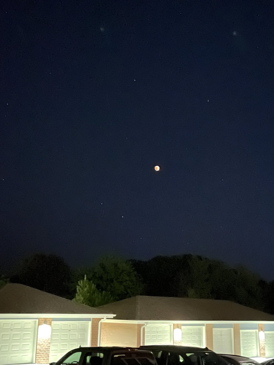 sydneyepwhite's tweet photo. It’s a red dot. #SuperFlowerBloodMoon https://t.co/7mY0TQ7tah