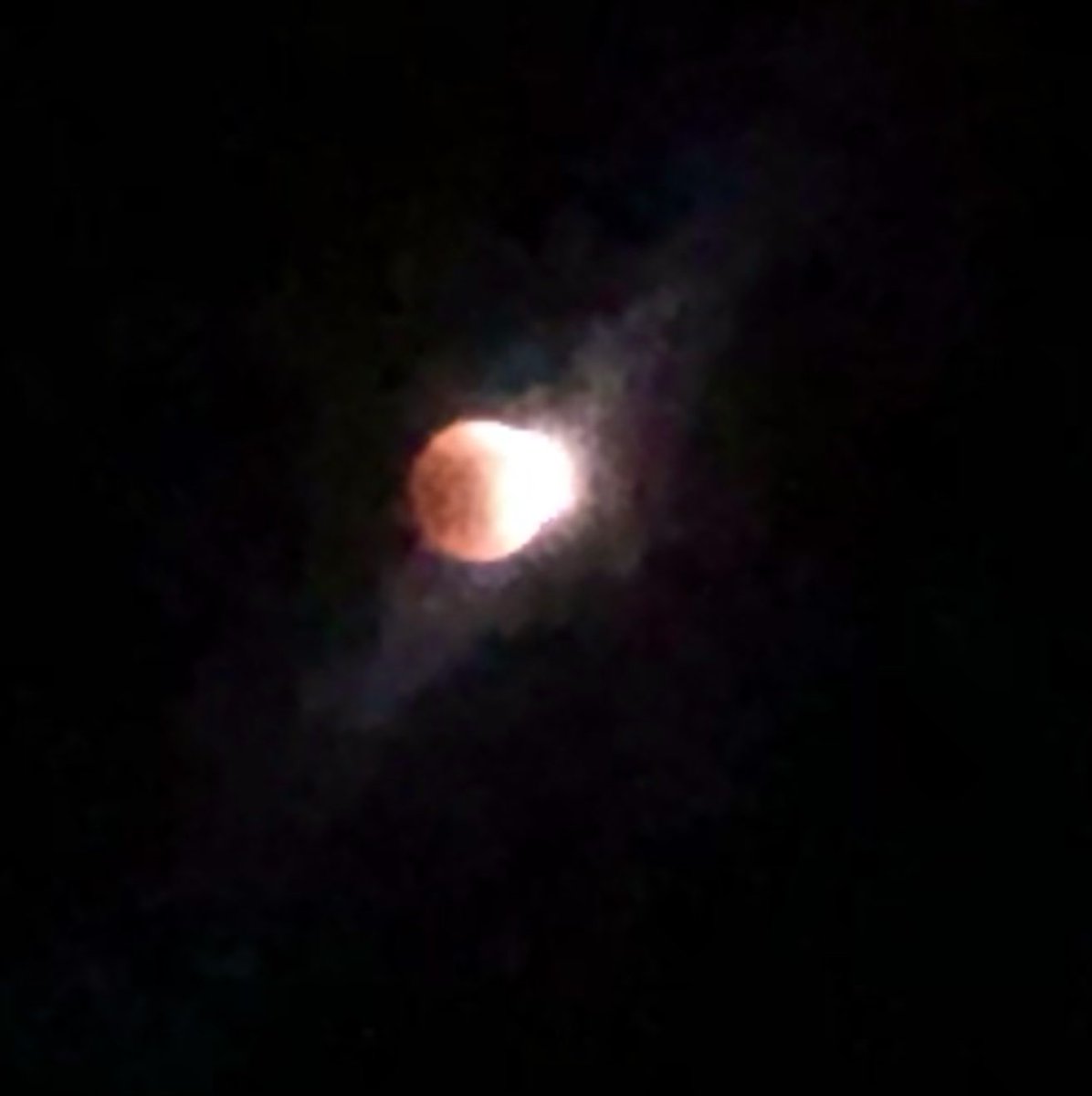 CryptoBeardium's tweet photo. Tonight’s #LunarEclipse. 

#lunareclipse2022 https://t.co/lhzt8OSkJz