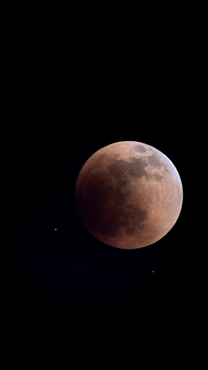 itismemathew's tweet photo. Another shot #LunarEclipse https://t.co/uDBGIksjtQ
