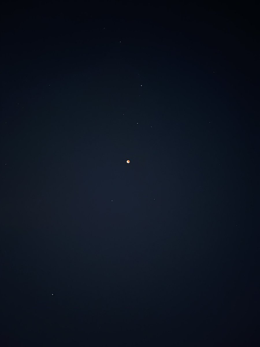 willnavox's tweet photo. TÁ NUBLADO AI? Então pega esse LUA! #EclipseLunar https://t.co/kt1thVCzyP