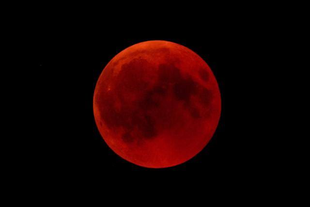 LRicardo_17's tweet photo. A Lua tá espetacular 🌘

#EclipseLunar https://t.co/PdGzUdOoHY
