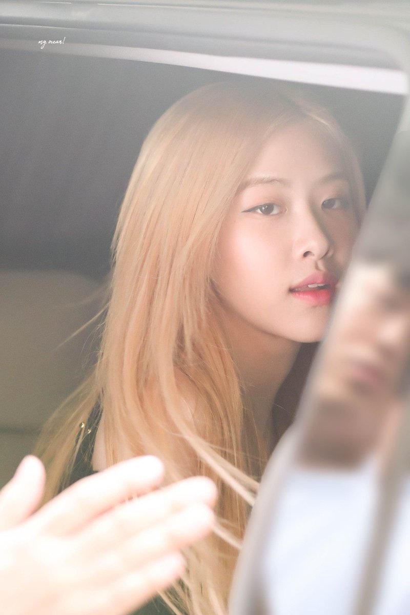 rshourly's tweet photo. #로제 #ROSÉ https://t.co/TNJNbkp9fP