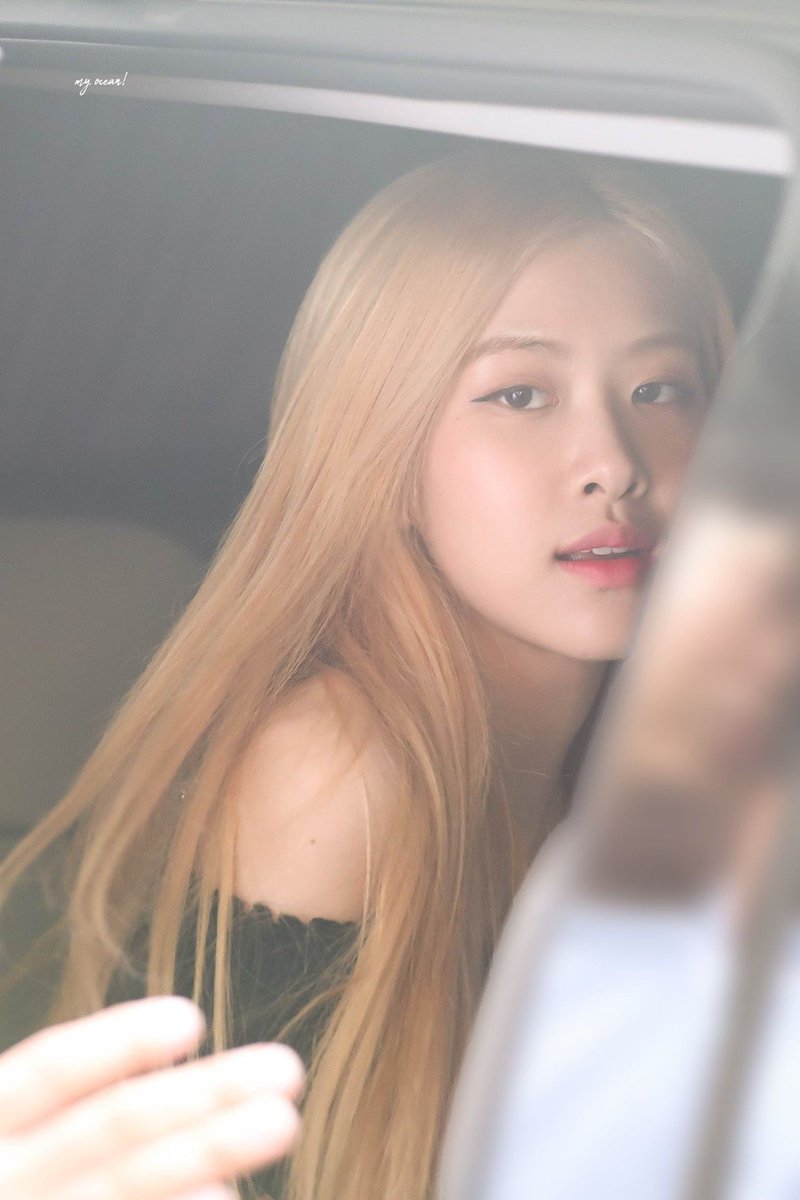 rshourly's tweet photo. #로제 #ROSÉ https://t.co/TNJNbkp9fP