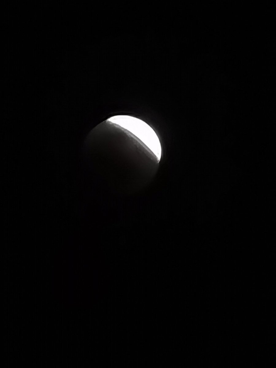 JesusBarcas's tweet photo. @EcuavisaInforma #EclipseLunarEC en Guayaquil, Ecuador. https://t.co/kdNbhFToo2