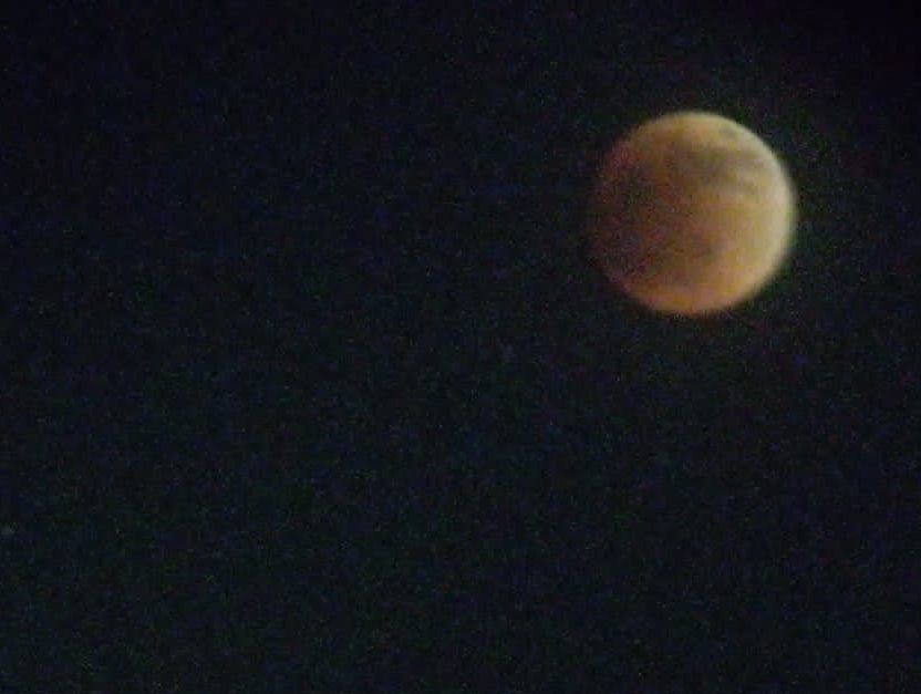 MaruMavares's tweet photo. Mi hijo captando en cámara este espectáculo, a pesar de las nubes!
Que belleza!!!

#EclipseLunar 
#EclipseLunar2022 
#EclipseTotal 
#Eclpse https://t.co/VhIViNTDEQ