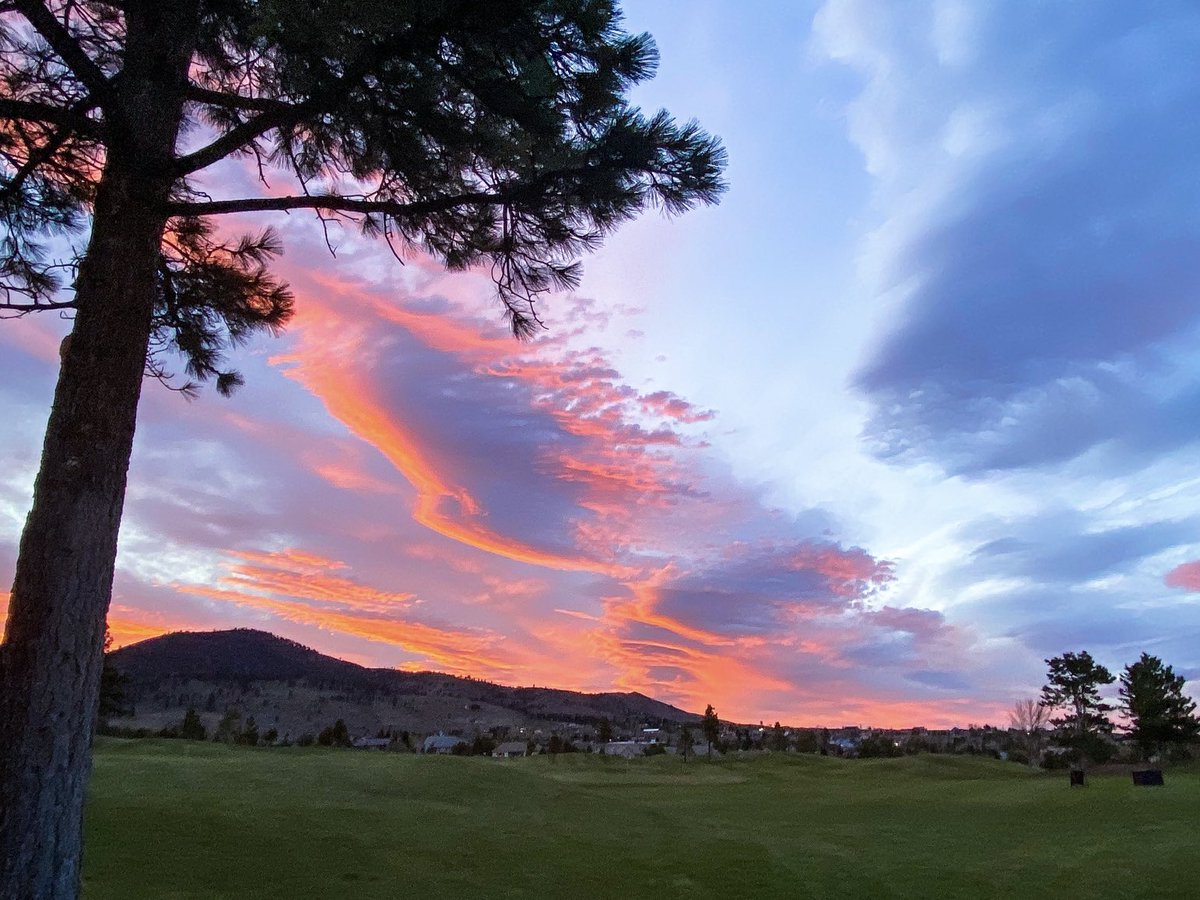 serenity67's tweet photo. Wow! What a sunset! My photo of the eclipse isn't nearly as cool as the sunset photo. I will take more photos as it come back. 🤔🤷‍♀️ #Sunset #RenoSunset #LunarEclipse https://t.co/43QD3BB1Ok