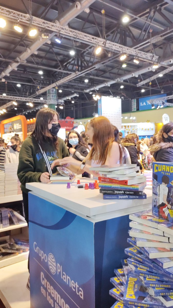 MagicalStories_'s tweet photo. Ahora sí, las fotos lindas que voy a postear por todos lados porque es necesario. 

@FDoficial gracias por la calidez de siempre. Por el tiempo que nos dedicas y los abrazos. Tus libros son magia pura y provocan miles de emociones. Te adoro 🥺💜 #FirmaFD https://t.co/cUeOaqoI1d