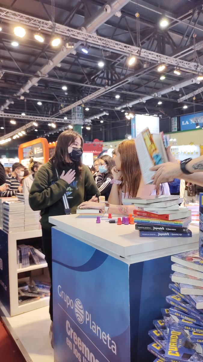 MagicalStories_'s tweet photo. Ahora sí, las fotos lindas que voy a postear por todos lados porque es necesario. 

@FDoficial gracias por la calidez de siempre. Por el tiempo que nos dedicas y los abrazos. Tus libros son magia pura y provocan miles de emociones. Te adoro 🥺💜 #FirmaFD https://t.co/cUeOaqoI1d