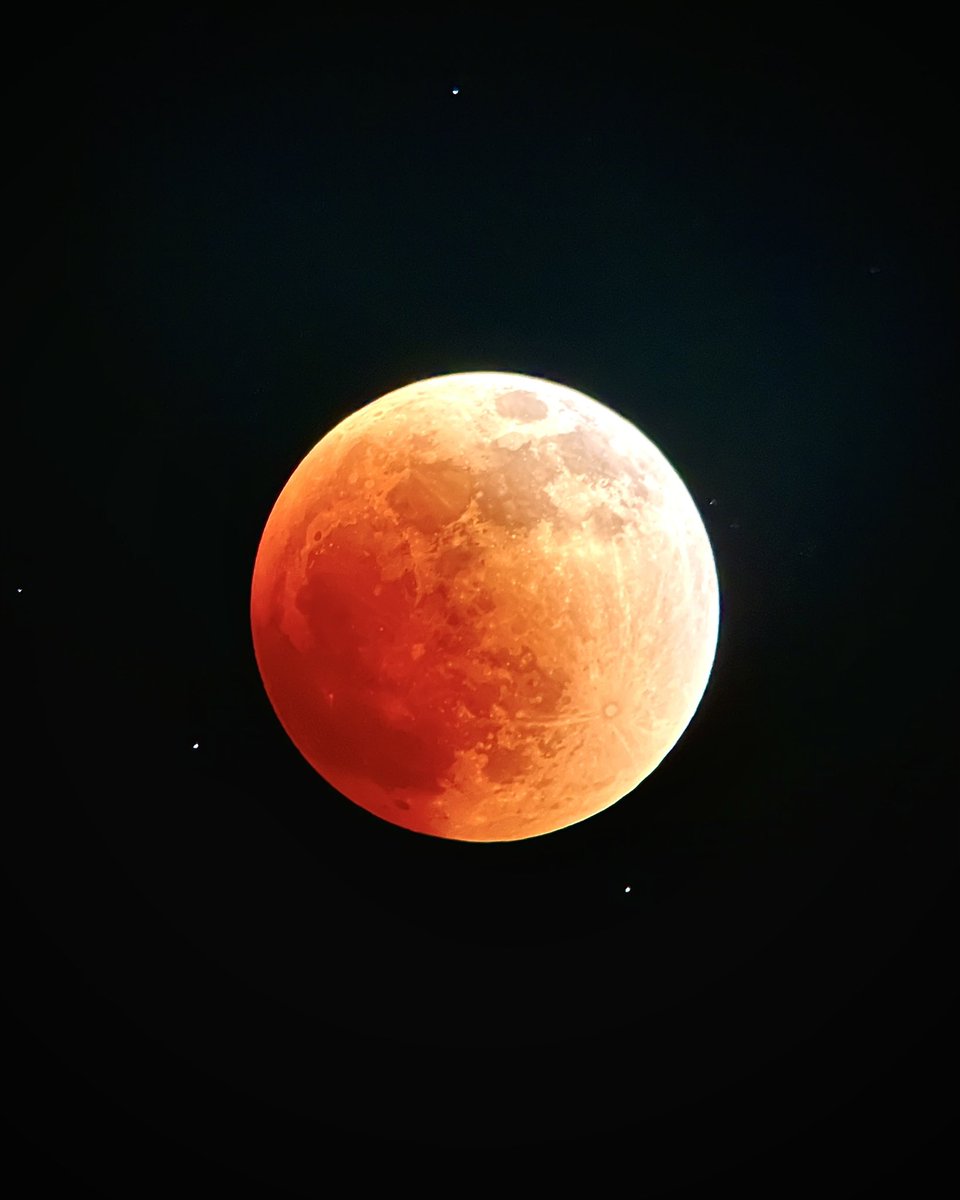 AstroNameHere's tweet photo. Iphone shot of the #LunarEclipse currently in progress 🔭 https://t.co/ydHNFPbxJS