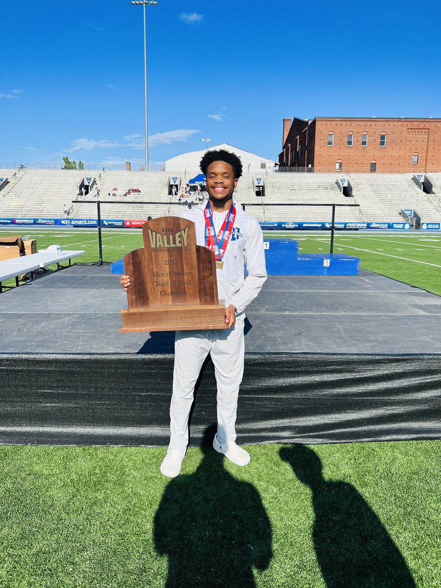 NoahMalone13's tweet photo. Champs. https://t.co/LNMcJFmDIe