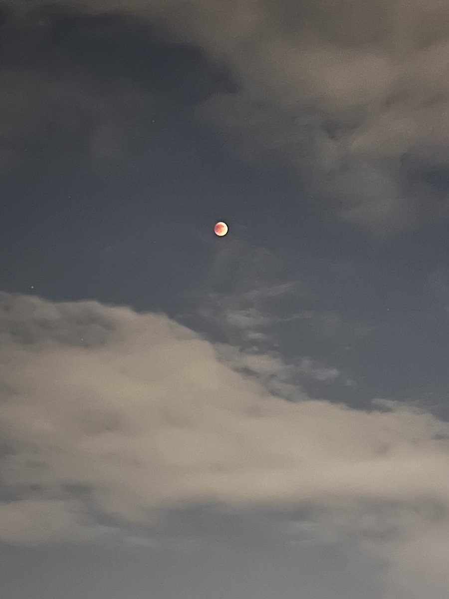 ya_boy_ral's tweet photo. Best seats in the house to watch the blood moon #bloodmooneclipse https://t.co/aaD6RnK4VO