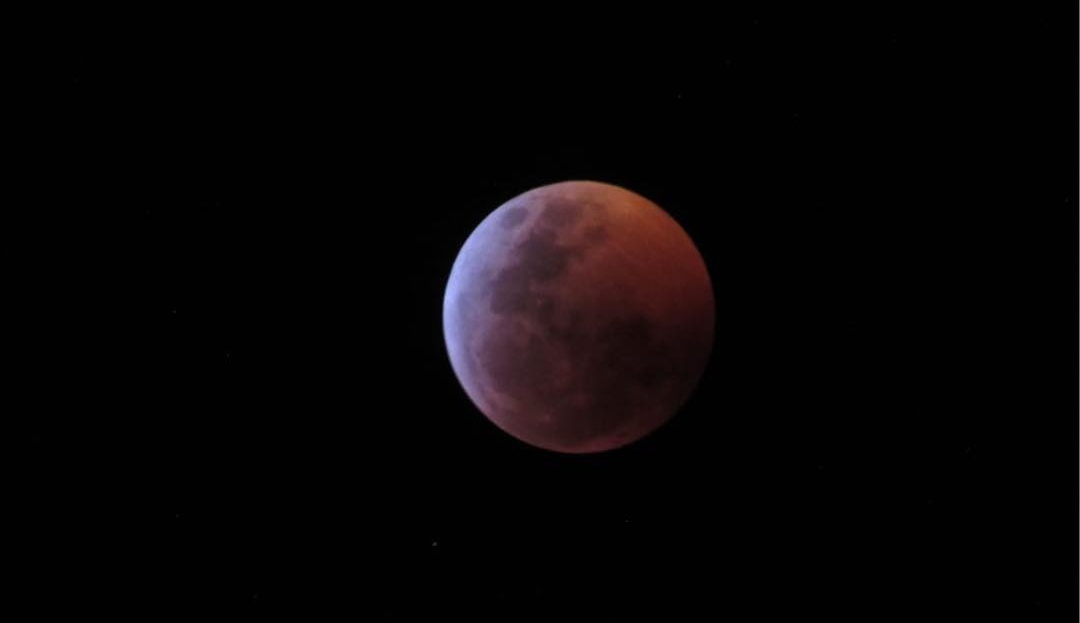 FotgrafoCallej1's tweet photo. Disfrutemos de este maravilloso #EclipseLunar 🤠📸🌘
@Amo_a_Puebla @ExploraPuebla @PoblanitaMaria @PueblaAntigua @PueblaEsChula @PueblaMagicaOF 
@turisteandopueb @SandraOrtizVe @LuceroSaldanaMx @ParquedelAngel https://t.co/f1Q48q7tcq