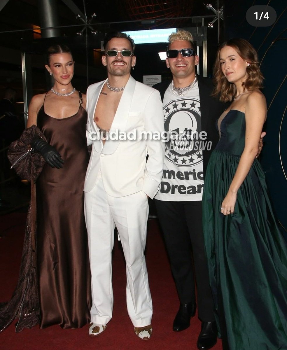 rocketquinn_'s tweet photo. En los Martin Fierro a Jésica Cirio se le vio un pezón porque su vestido se bajó y es considerado 'un papelón', pero Ricky Montaner puede mostrar su pezón tranki panki posando para una foto y no pasa nada, a él no se lo critica, no se lo censura y no le exigen que se lo tape 🤌🏼 https://t.co/IWYUj2r2sZ