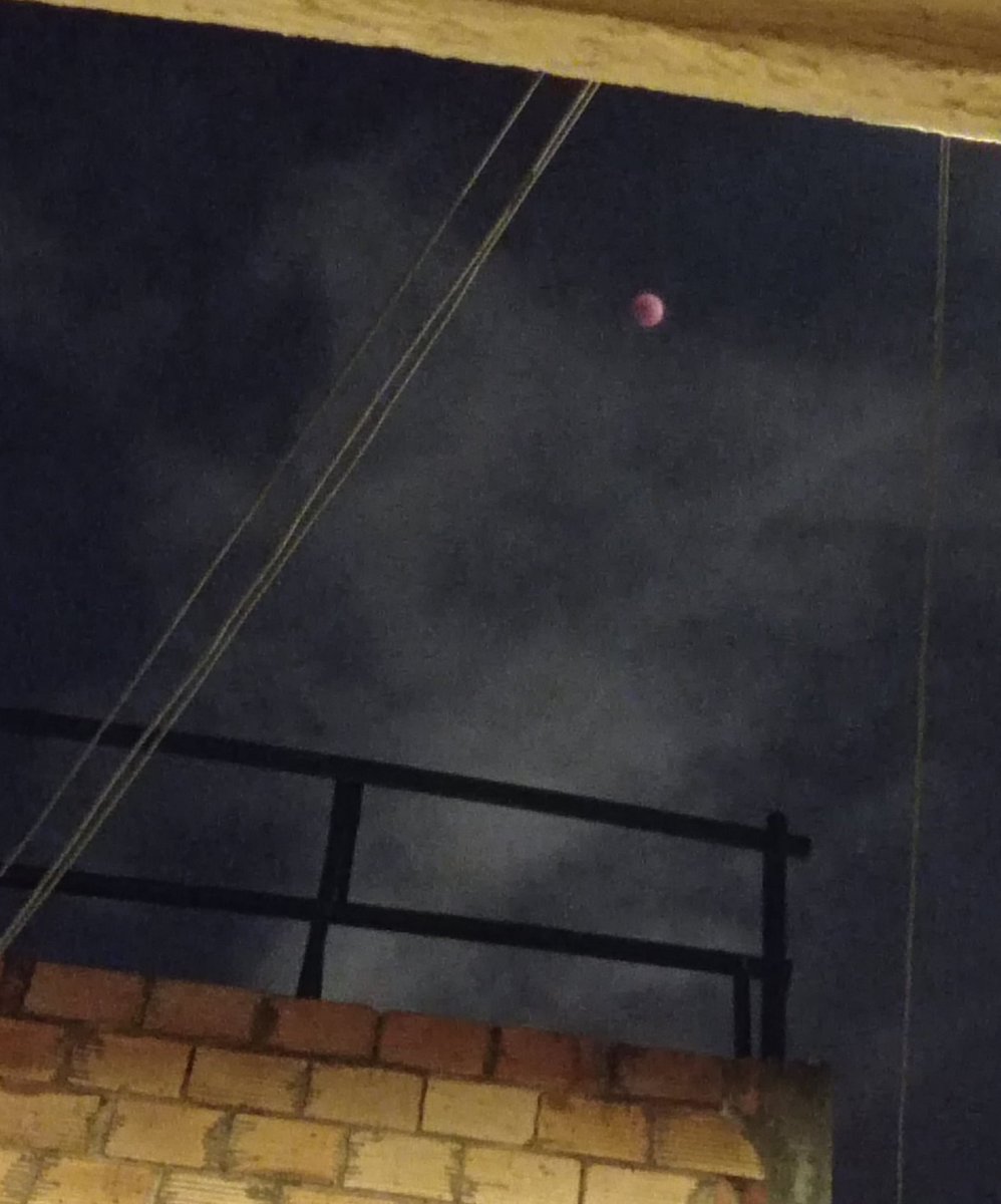 xsidxeffects's tweet photo. Pude tomar una buena. Ya se está nublando pero miren que bella #EclipseLunar https://t.co/4udai0oPDT