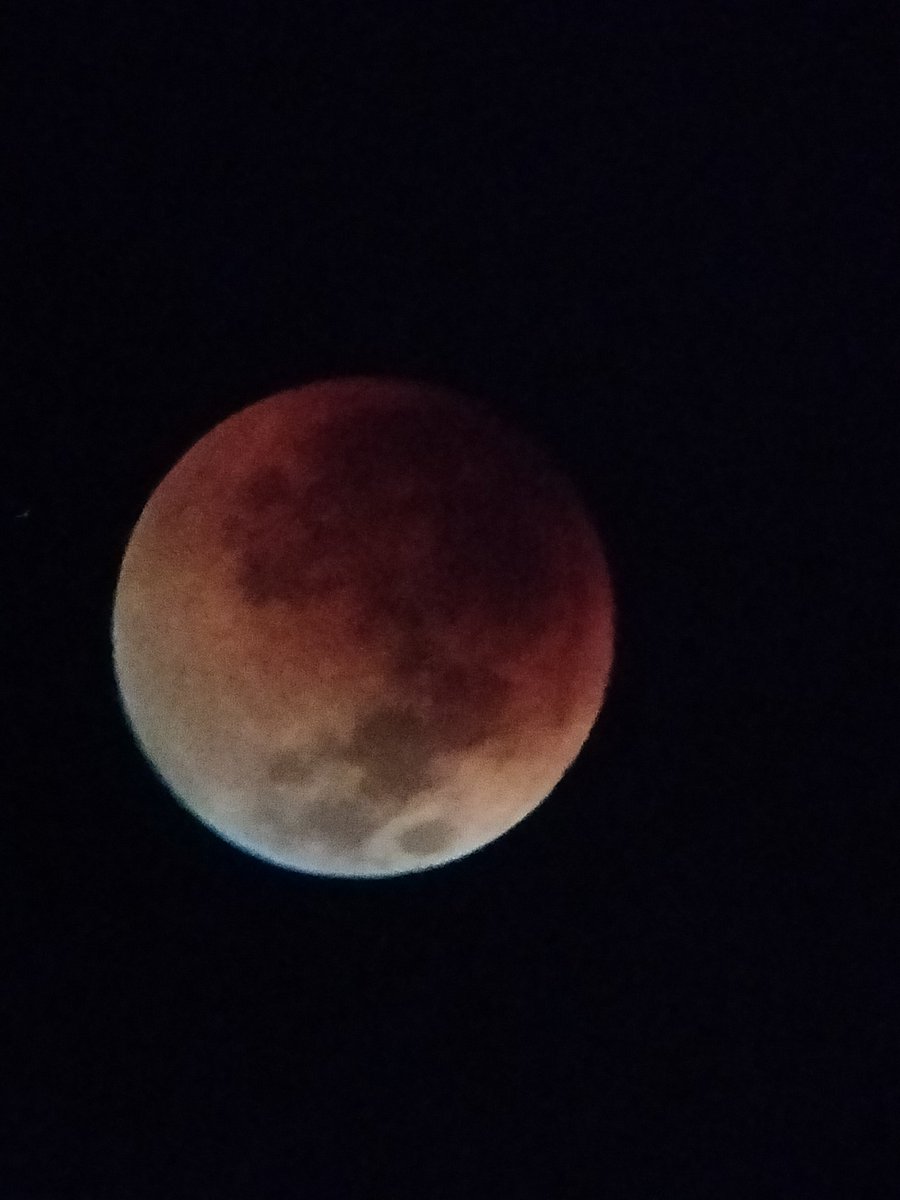 Cozzte's tweet photo. @lopezdoriga @lopezdoriga #EclipseLunar https://t.co/32qj2sU7UD