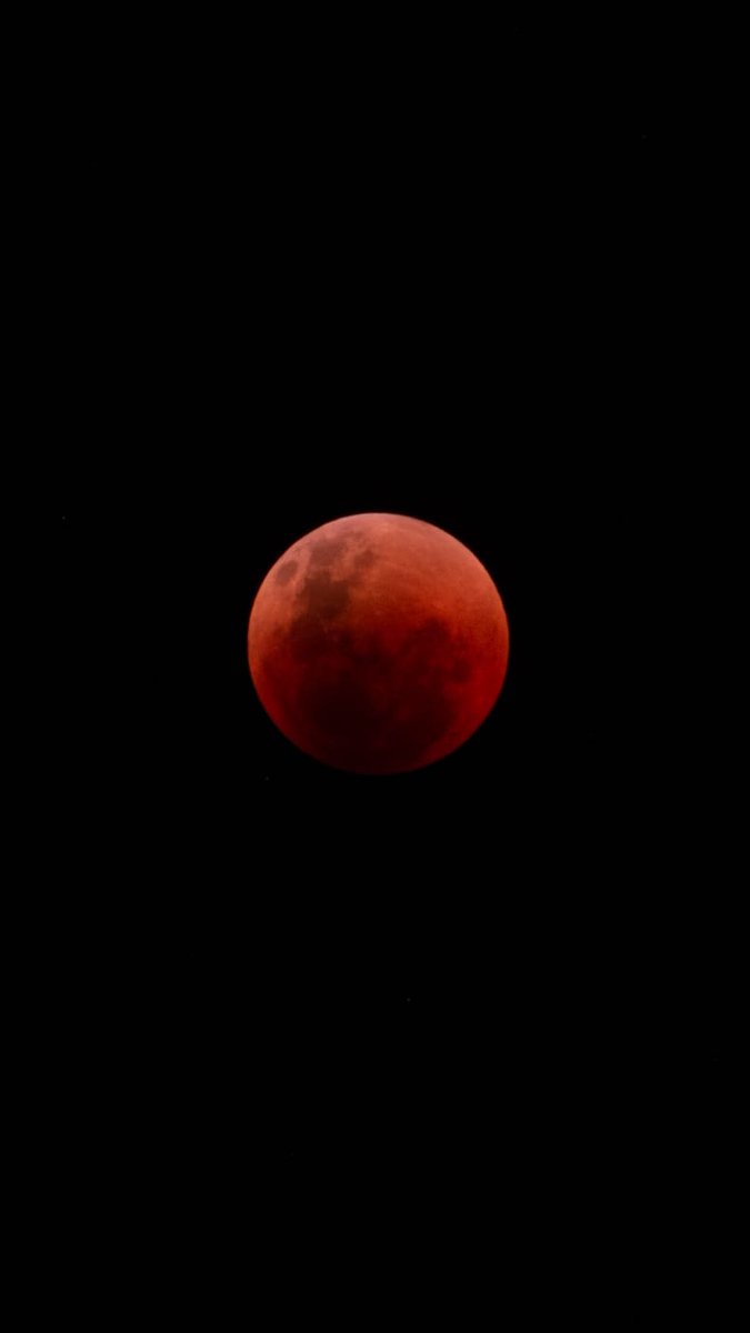 Eryck_HLima's tweet photo. Isso e perfeito 

#EclipseLunar https://t.co/dAqicCcdm6