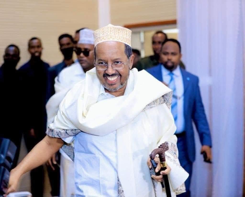 Abdirah44279506's tweet photo. MACBUUDKII NA UUMEE
MAALINTII S_Y_L’ E
DALKA NAGA MUDNAANTIYO
MAAMUUSKA KU LAHEYD 
TOBAN IYO SHANTII MEEY
HALISTAAN MIRANEYNIYO
MUGDIGII NAGA SAAREE
MASIIRKEENA BADBAASHAY
UMMADYAHAY KU MAHADIYA.
Abwaan Guure https://t.co/BCB5Y2qole