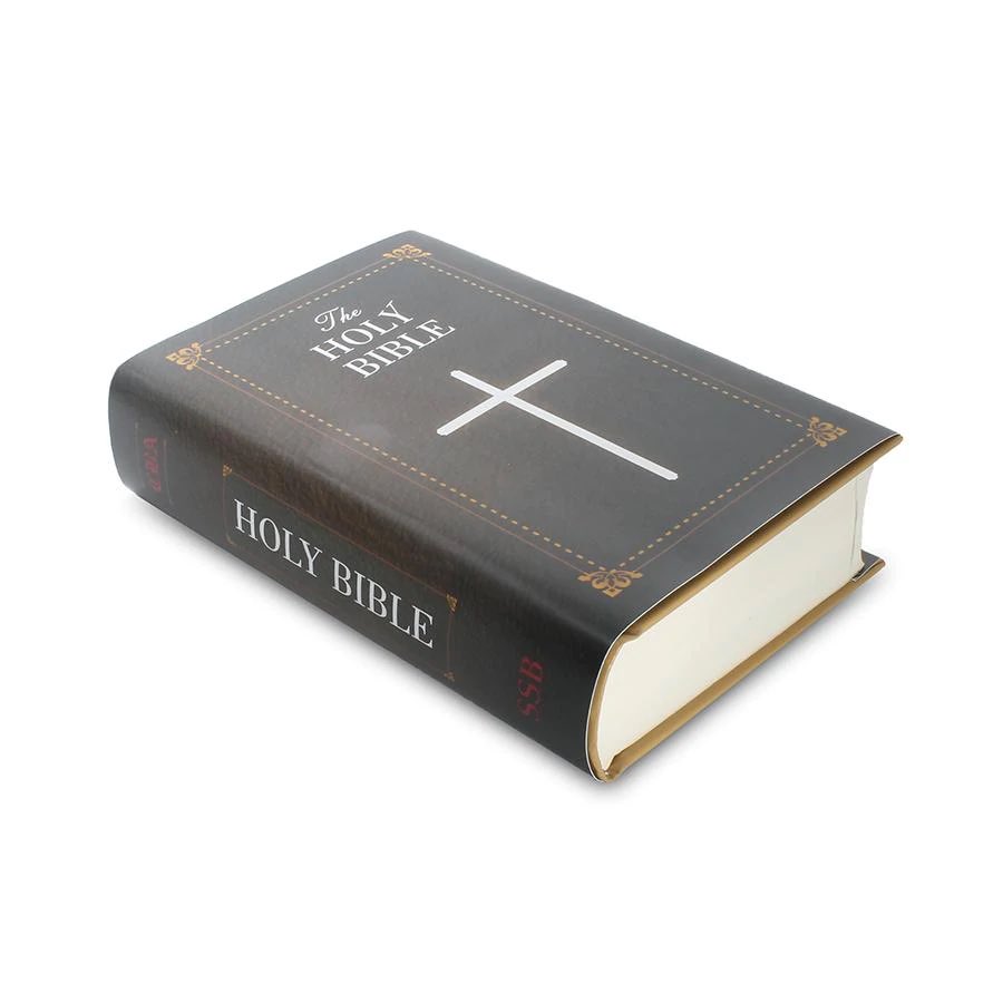PopCrave's tweet photo. Miley Cyrus to paparazzi when asked what her favorite book is: 

“The Holy Bible.” https://t.co/jmRReNr6Ir