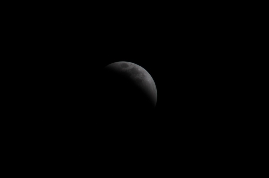 LaRebebe's tweet photo. Pos de las cosas más rifadas que comparto con mi familia; es observar la Luna, hoy el #eclipse lo estuve viendo con 2 de mis tíos abuelos 😍 https://t.co/2qYRyEAbGV