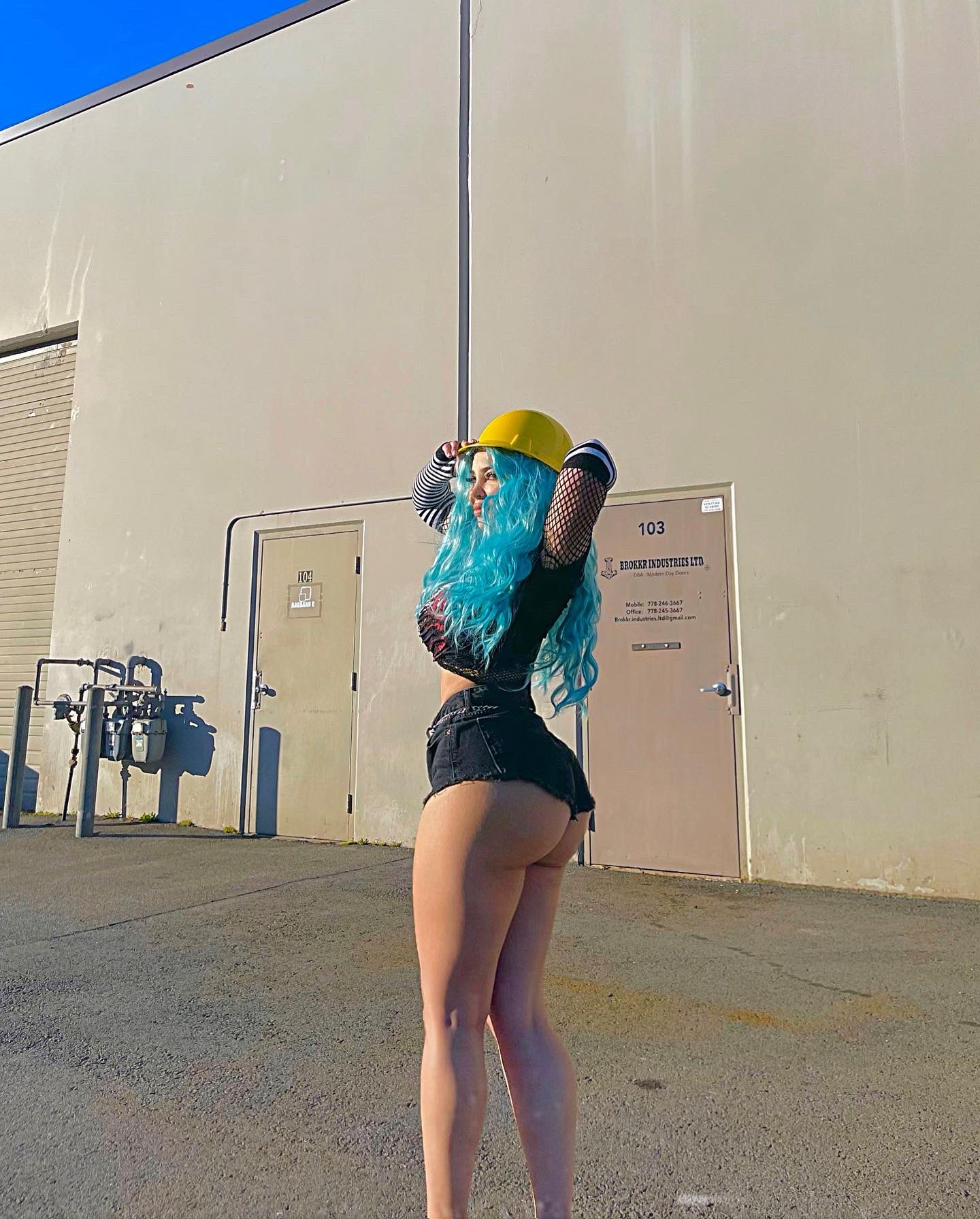 2 pic. bob the builder but instead of fixing ur house i come and destroy it 🔨👷‍♀️🚧 https://t.co/ptaMNPngzA