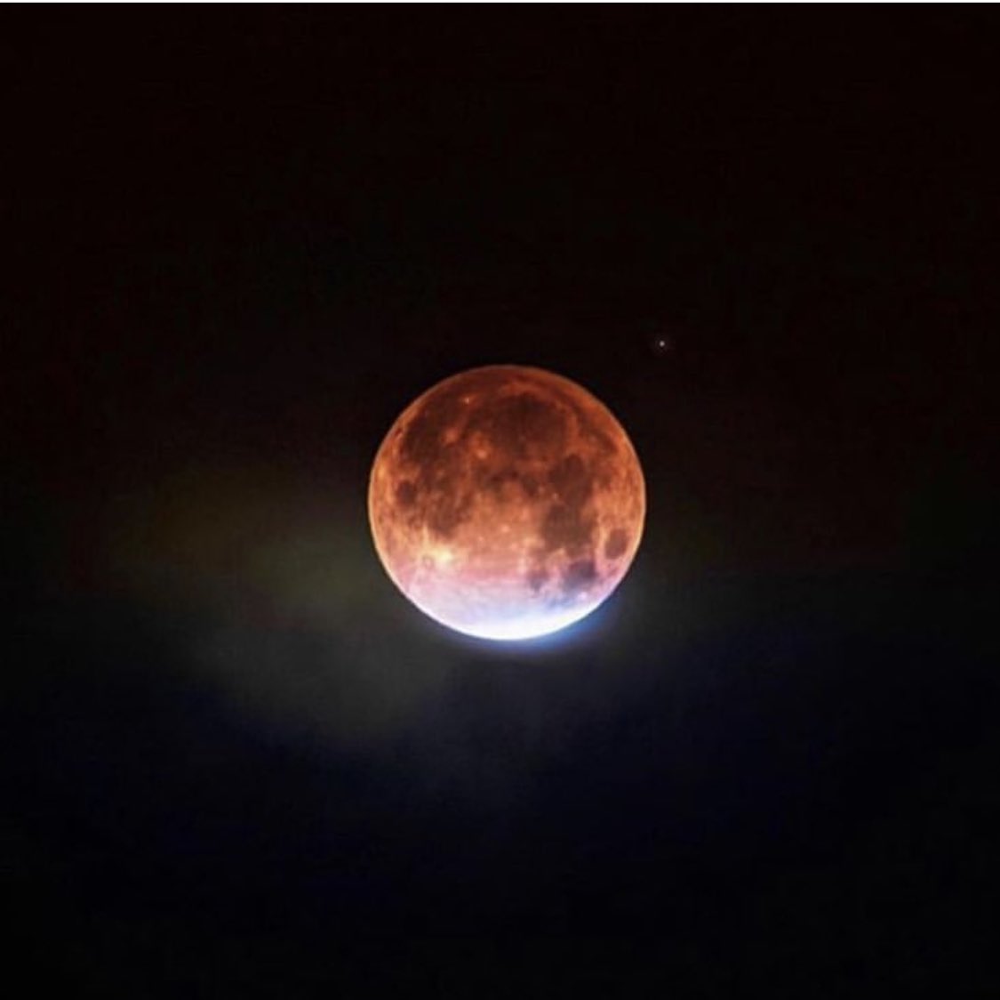 fray_foto's tweet photo. El #EclipseLunar desde el claustro del convento San Pío de Pietrelcina 🌘 https://t.co/HYpykMrqqN