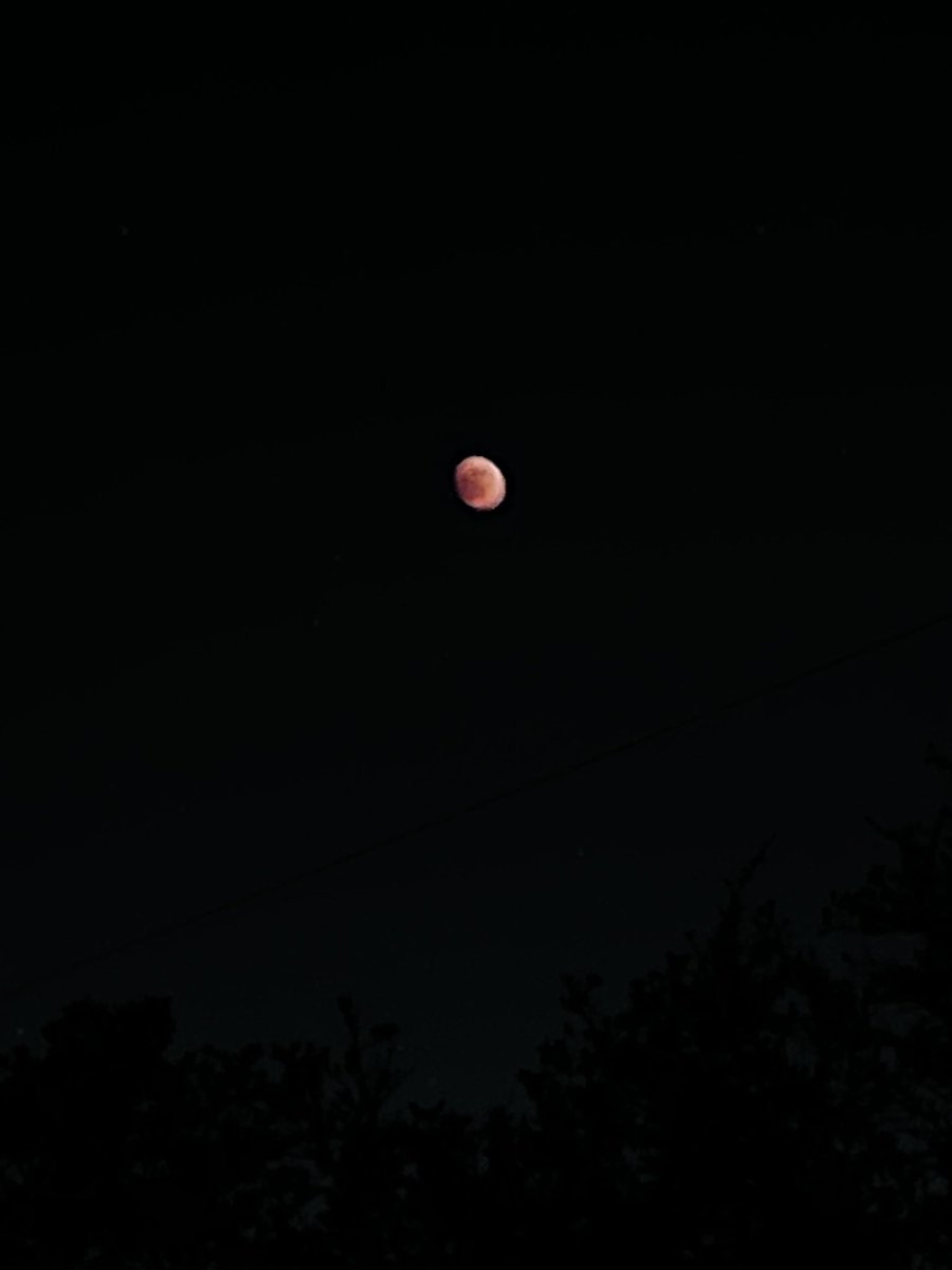 nancyholguin15's tweet photo. I saw the ‘red moon’. What an amazing opportunity to witness this natural phenomenon. #LunarEclipse #NASAScienceLive @NISDFields @NISDScience https://t.co/thfzywnC1I