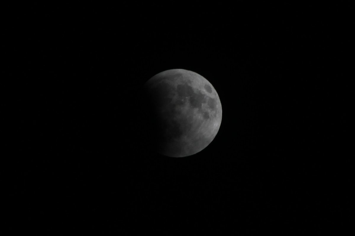 JesseGoudie's tweet photo. #lunareclipse2022 #LunarEclipse https://t.co/flj58GYHnm