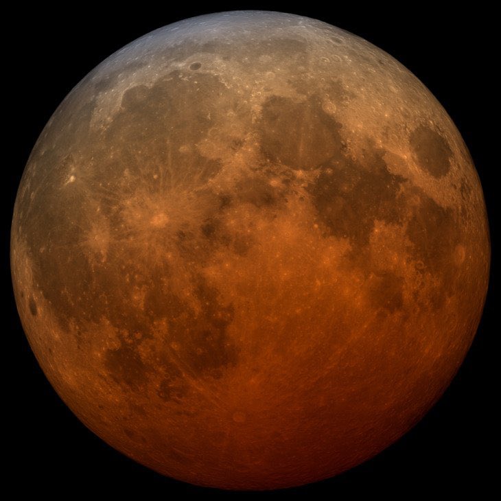 Okailaine's tweet photo. Como eu tô vendo a lua/ como a foto sai… obs: a famosa câmera do iPhone11🫠🤌🏻 olhem a lua #Lua de Sangue #EclipseLunar #NASAScienceLive https://t.co/Ra1jVyhaDZ