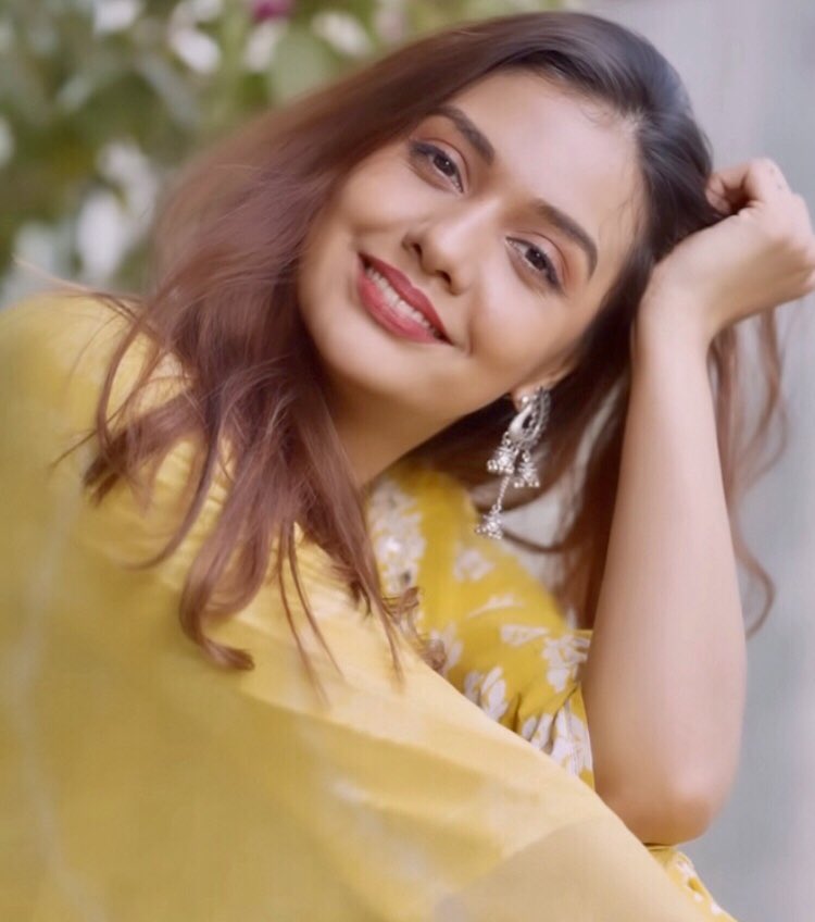 ItsDivyology's tweet photo. Here we present the gorgeous @Divyakitweet 💛✨

#DivyaAgarwal #DivyaKiArmy https://t.co/zWZUfqkdns