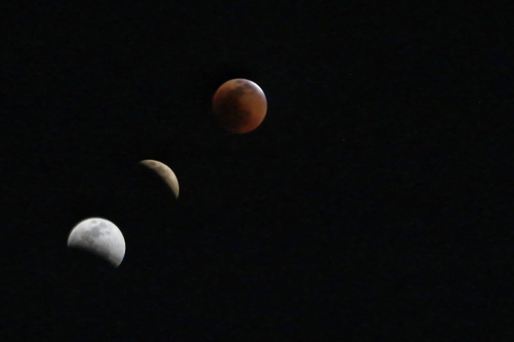 Claudiashein's tweet photo. Así se vio el #EclipseLunar desde la Ciudad de México, un hermoso espectáculo astronómico “Luna de Sangre”. Buena noche. https://t.co/Eq9vf16FjZ