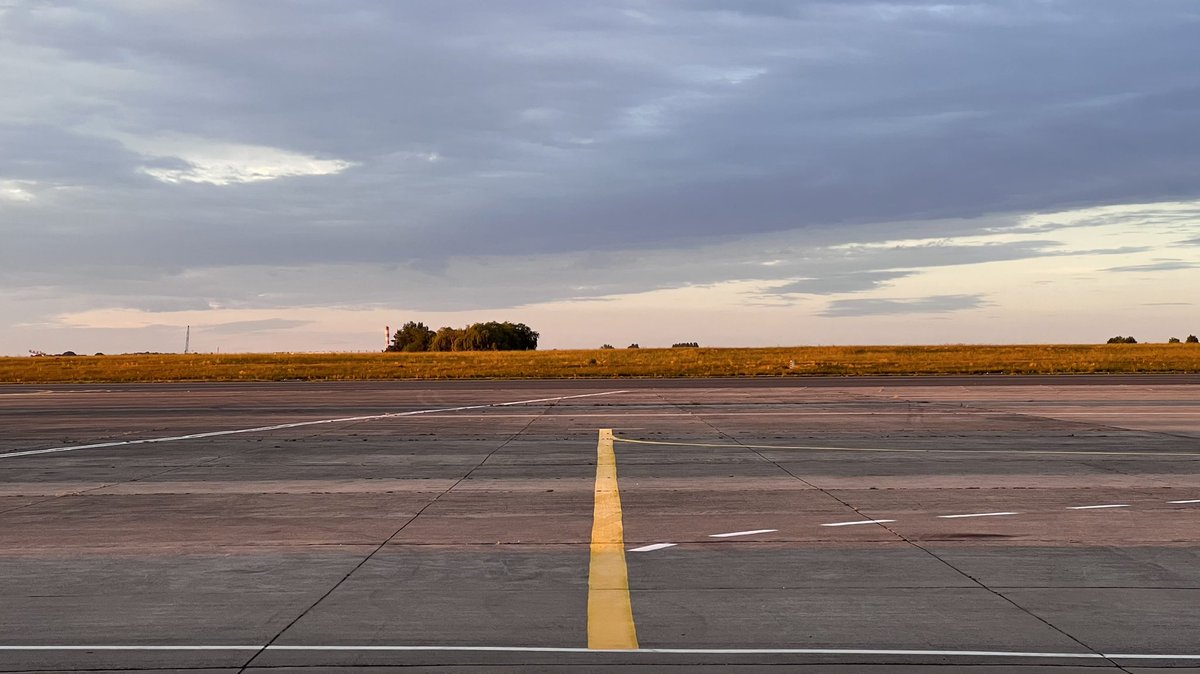 TylerJackSoares's tweet photo. #VRTWeer #Zaventem 0610. No wind, no planes. #goneflying https://t.co/fyYdc31jkF