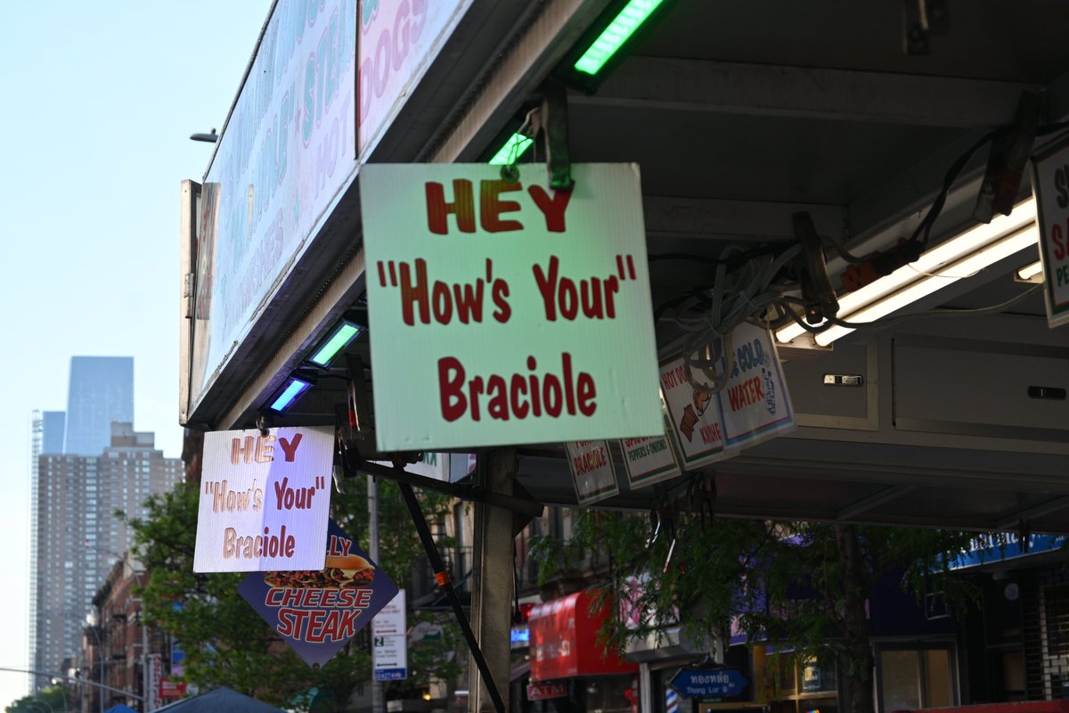 mlewis78's tweet photo. 9th Avenue, May 15, 2022
#streetfair #9thAve #newyorkcity #hellskitchen #restaurants #icecream #thaifood #gaybar https://t.co/nkJEMxtmrr