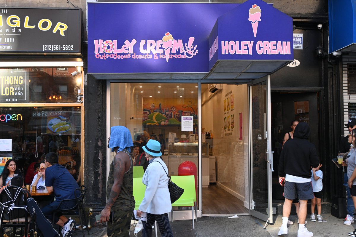 mlewis78's tweet photo. 9th Avenue, May 15, 2022
#streetfair #9thAve #newyorkcity #hellskitchen #restaurants #icecream #thaifood #gaybar https://t.co/nkJEMxtmrr