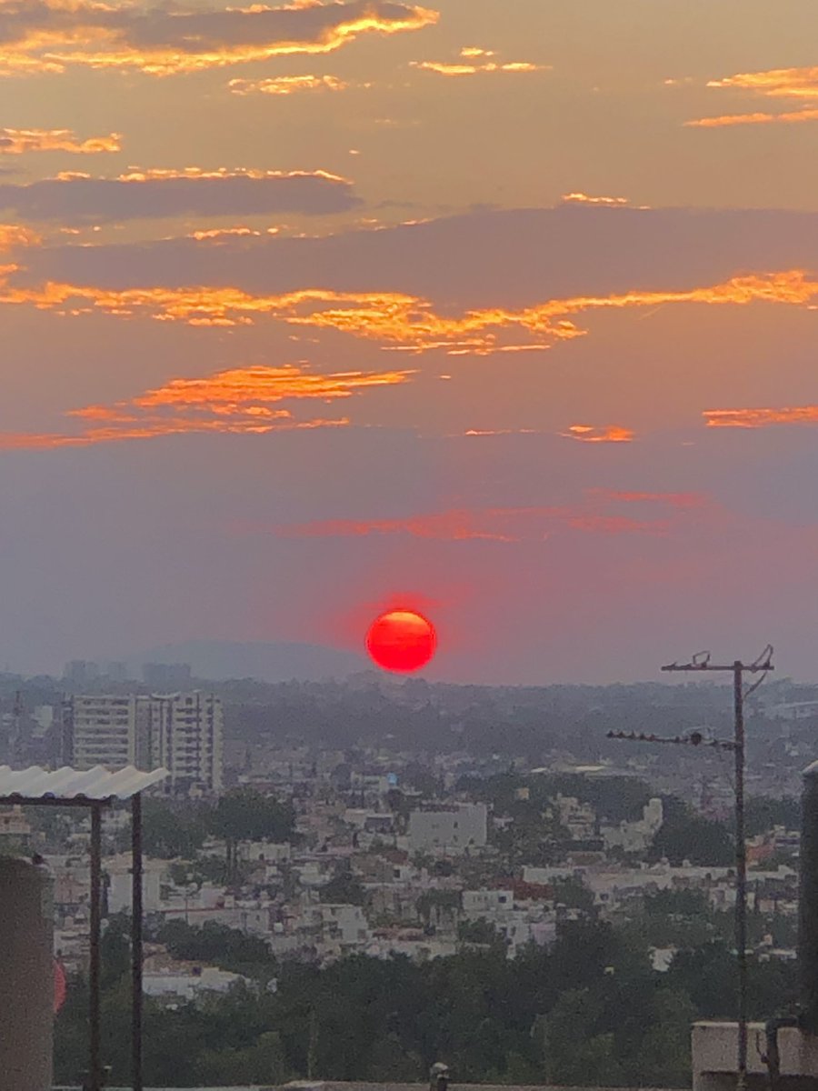 danysahd's tweet photo. Así se vivió la puesta de Sol desde el Estadio Jalisco, celebrando al Atlas ❤️🖤
#Atlas #PoderTapatio #EstadioJalisco https://t.co/YpLySRHcPZ