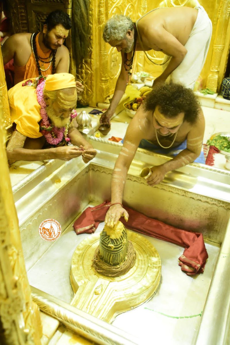 ShriVishwanath's tweet photo. आज दिनाँक 16-05-2022 को श्री काशी विश्वनाथ मंदिर के मंगला आरती के दर्शन।

#ShriKashiVishwanath #Shiv #Mahadev #Baba #Temple #Nyas #darshan #blessings  #ManglaAarti #Varanasi #Kashi #Jyotirlinga #VishwanathDham #Corridor https://t.co/f4fgo8ZxlZ