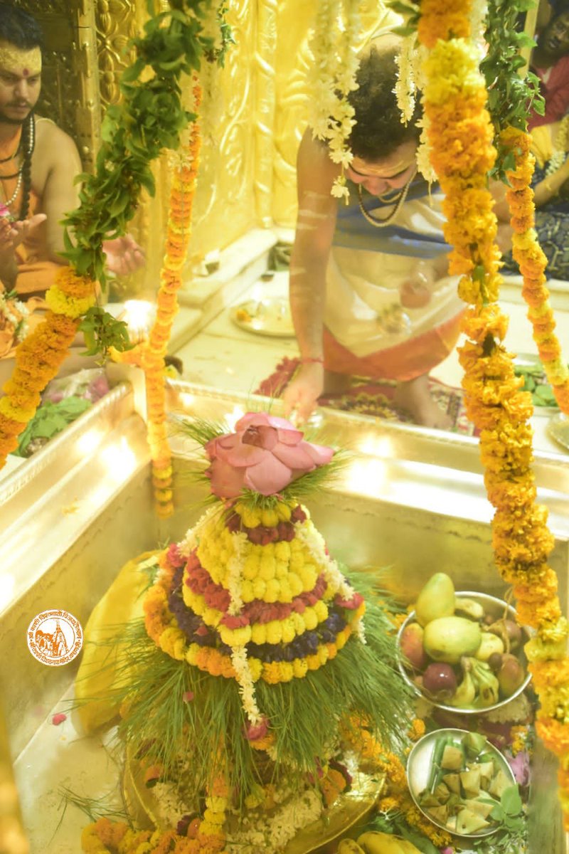 ShriVishwanath's tweet photo. आज दिनाँक 16-05-2022 को श्री काशी विश्वनाथ मंदिर के मंगला आरती के दर्शन।

#ShriKashiVishwanath #Shiv #Mahadev #Baba #Temple #Nyas #darshan #blessings  #ManglaAarti #Varanasi #Kashi #Jyotirlinga #VishwanathDham #Corridor https://t.co/f4fgo8ZxlZ