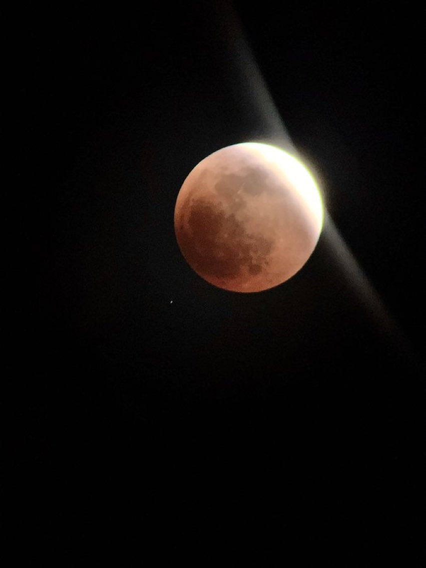 angelgarhz's tweet photo. Así el eclipse lunar de hoy. 

#NASAScienceLive #LUNA #EclipseLunar https://t.co/pD2ttN3bbr